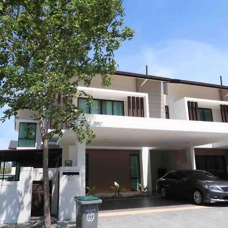 Promo Private Luxurious Nilai Vacation Home Exterior photo